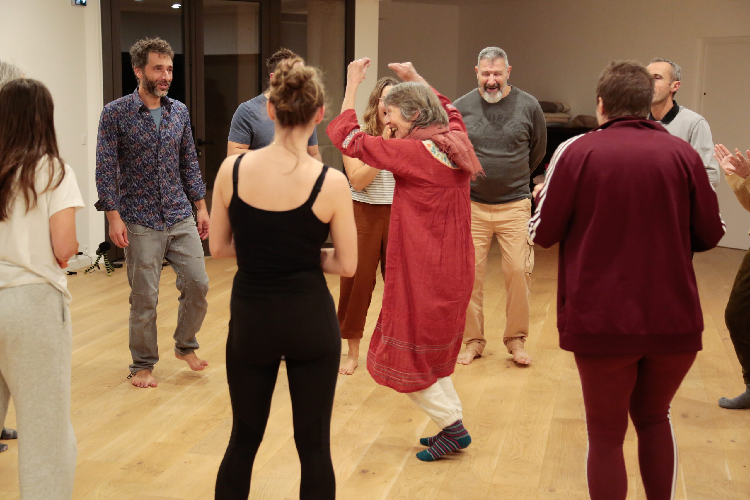 Cercle de danseurs avec musique improvisée